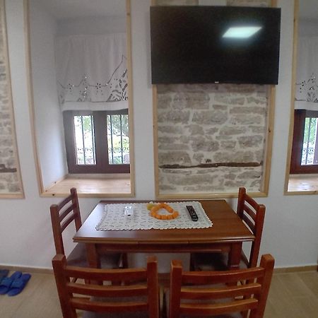Arpet Guesthouse Gjirokaster Bagian luar foto