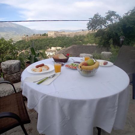 Arpet Guesthouse Gjirokaster Bagian luar foto