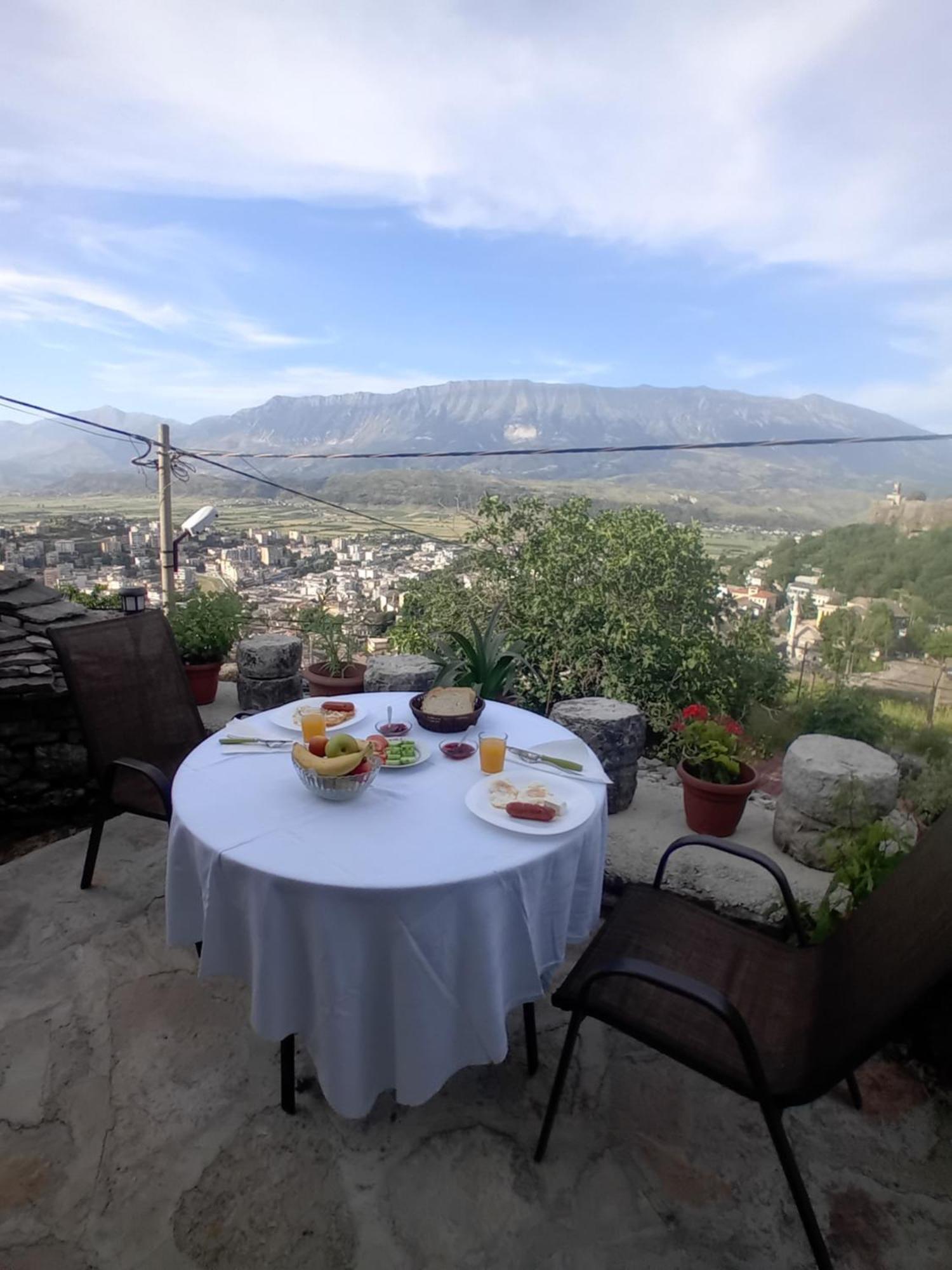 Arpet Guesthouse Gjirokaster Bagian luar foto