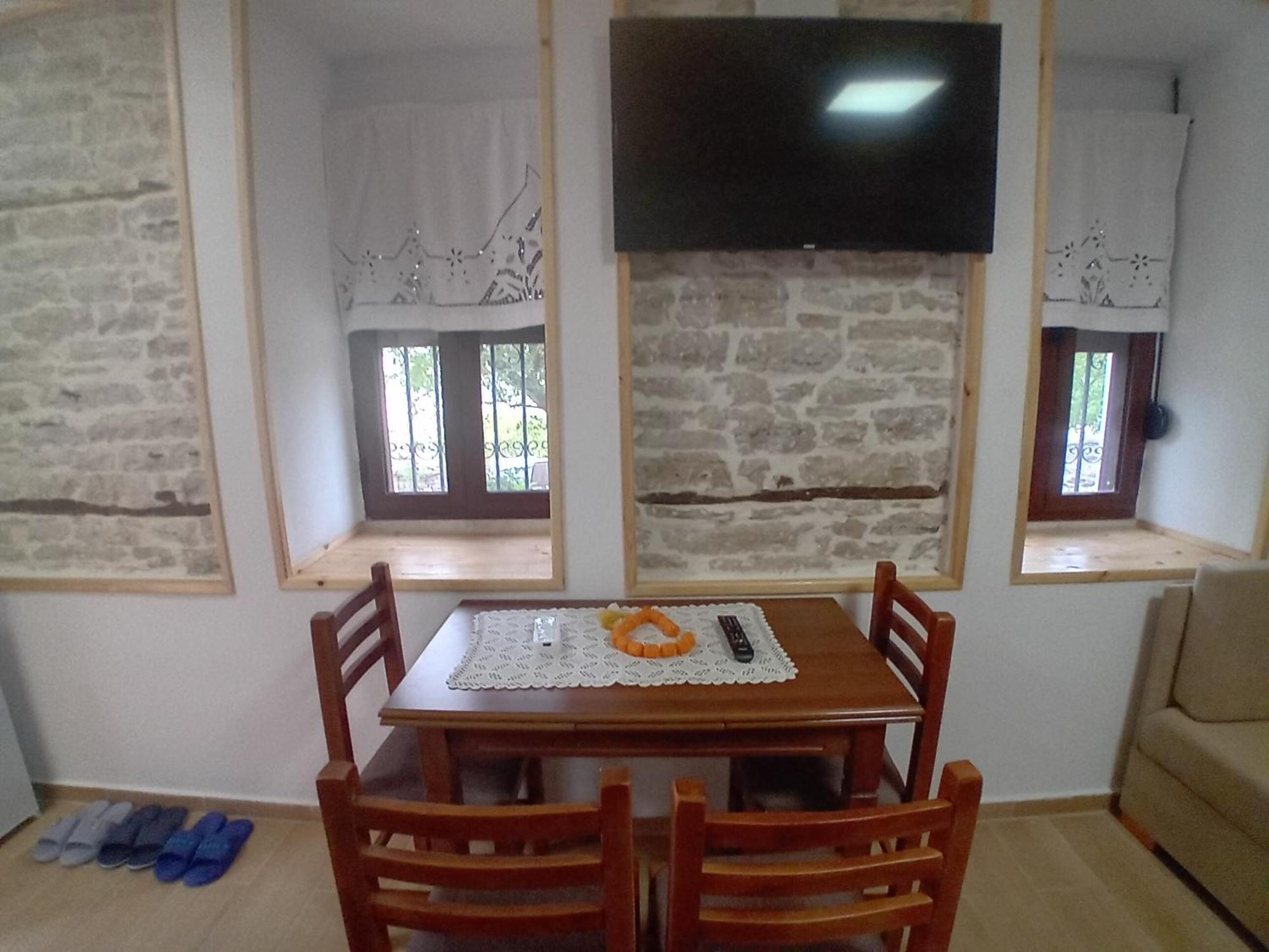 Arpet Guesthouse Gjirokaster Bagian luar foto