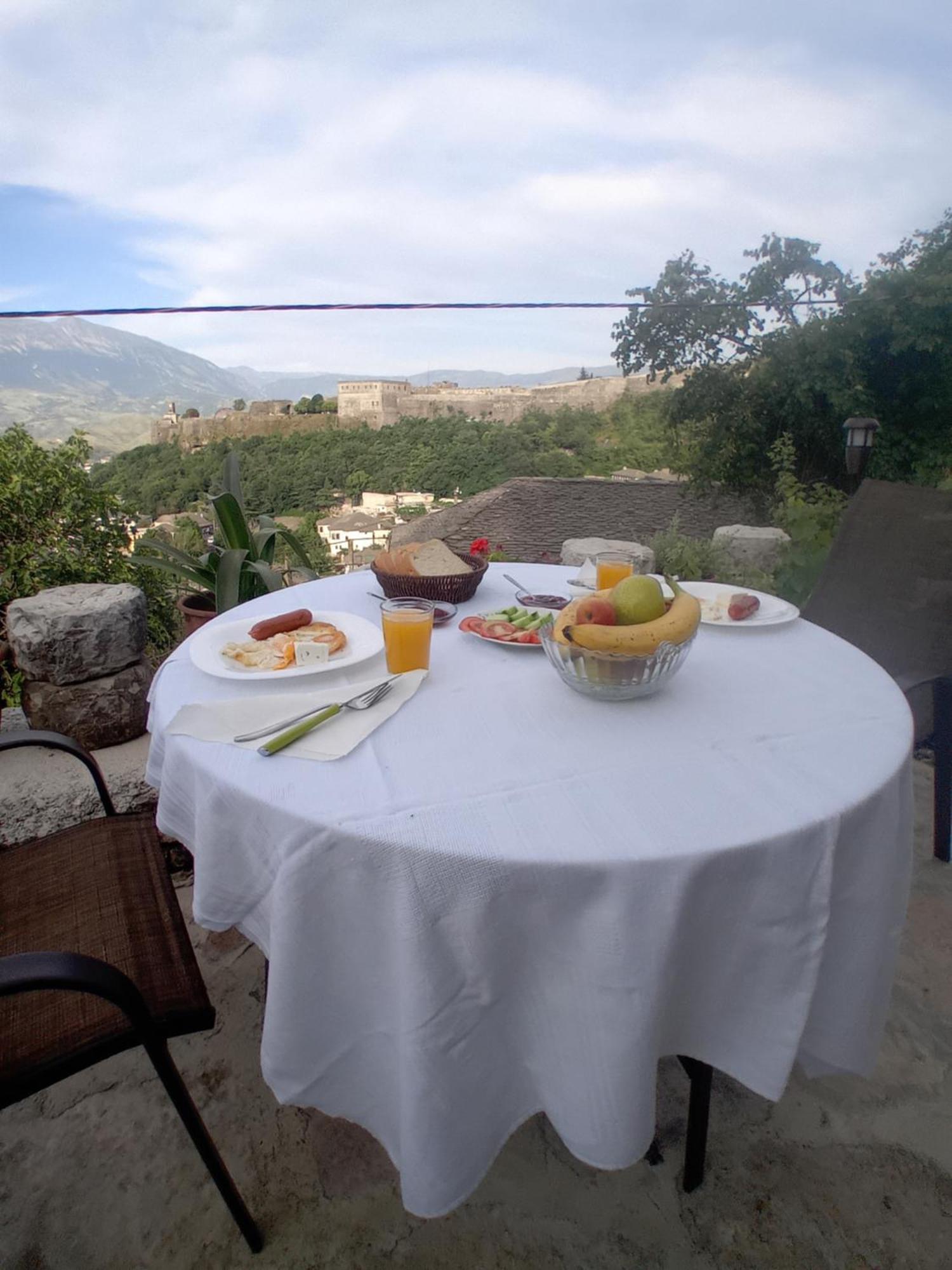 Arpet Guesthouse Gjirokaster Bagian luar foto