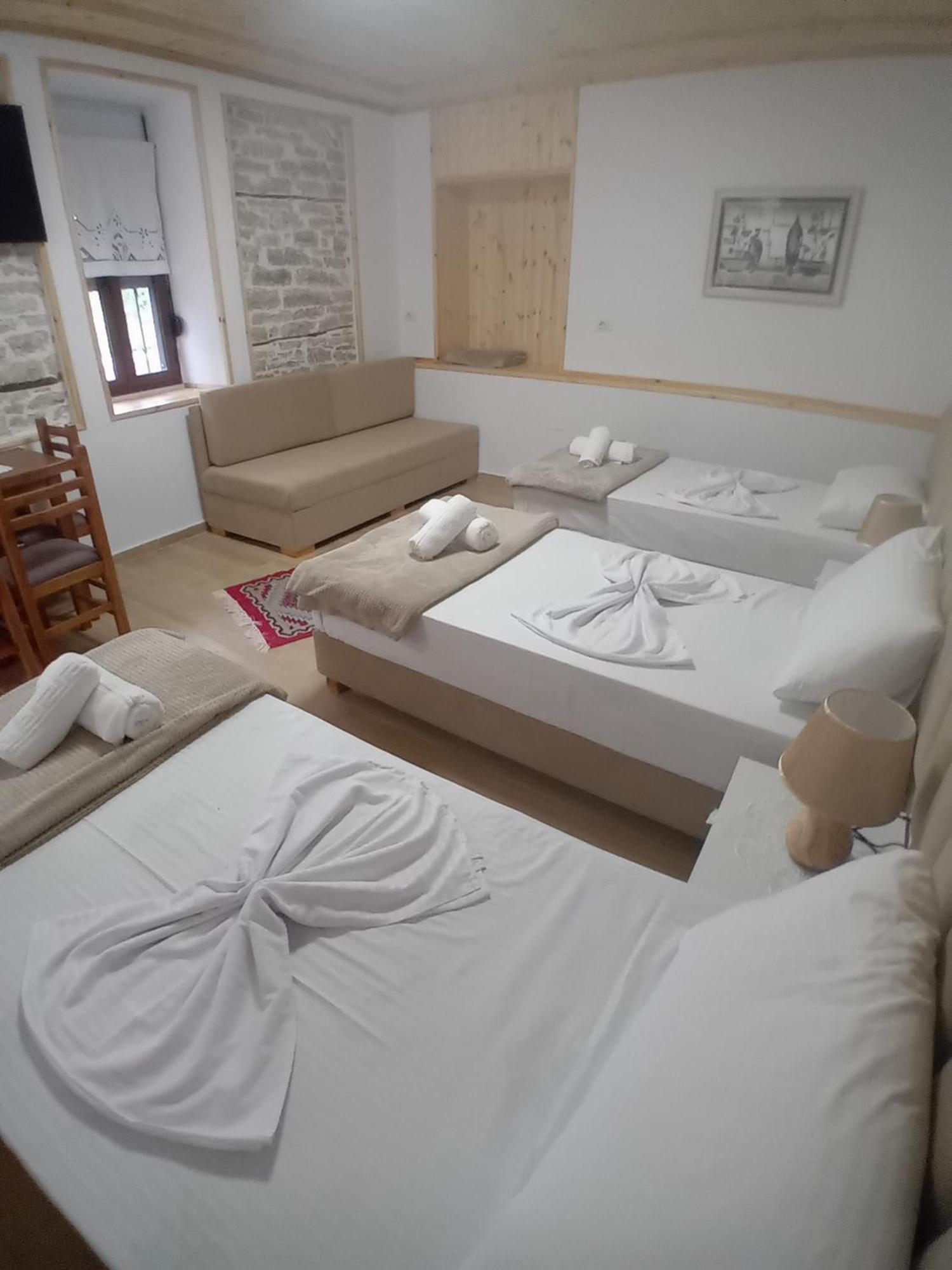 Arpet Guesthouse Gjirokaster Bagian luar foto