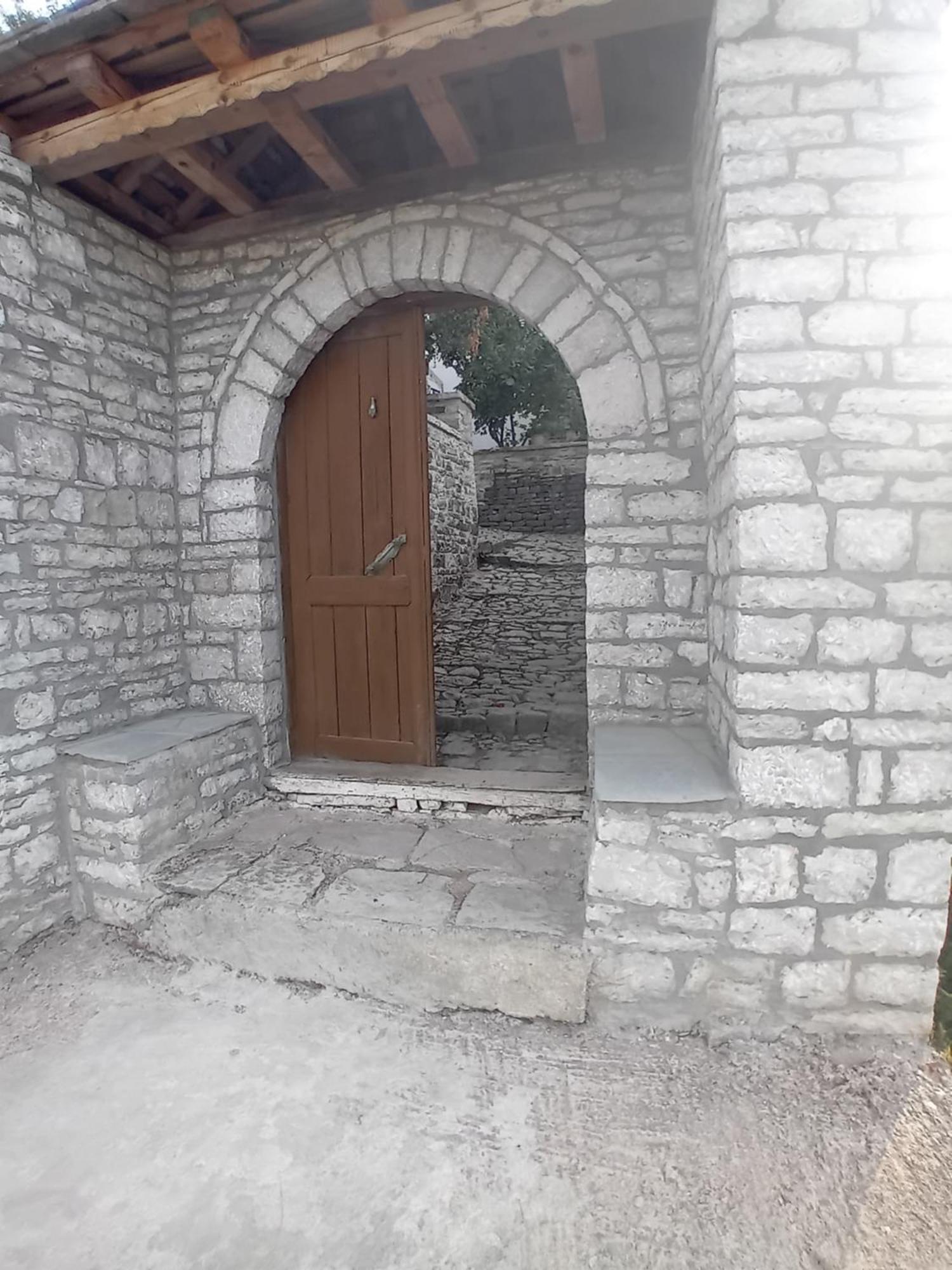 Arpet Guesthouse Gjirokaster Bagian luar foto