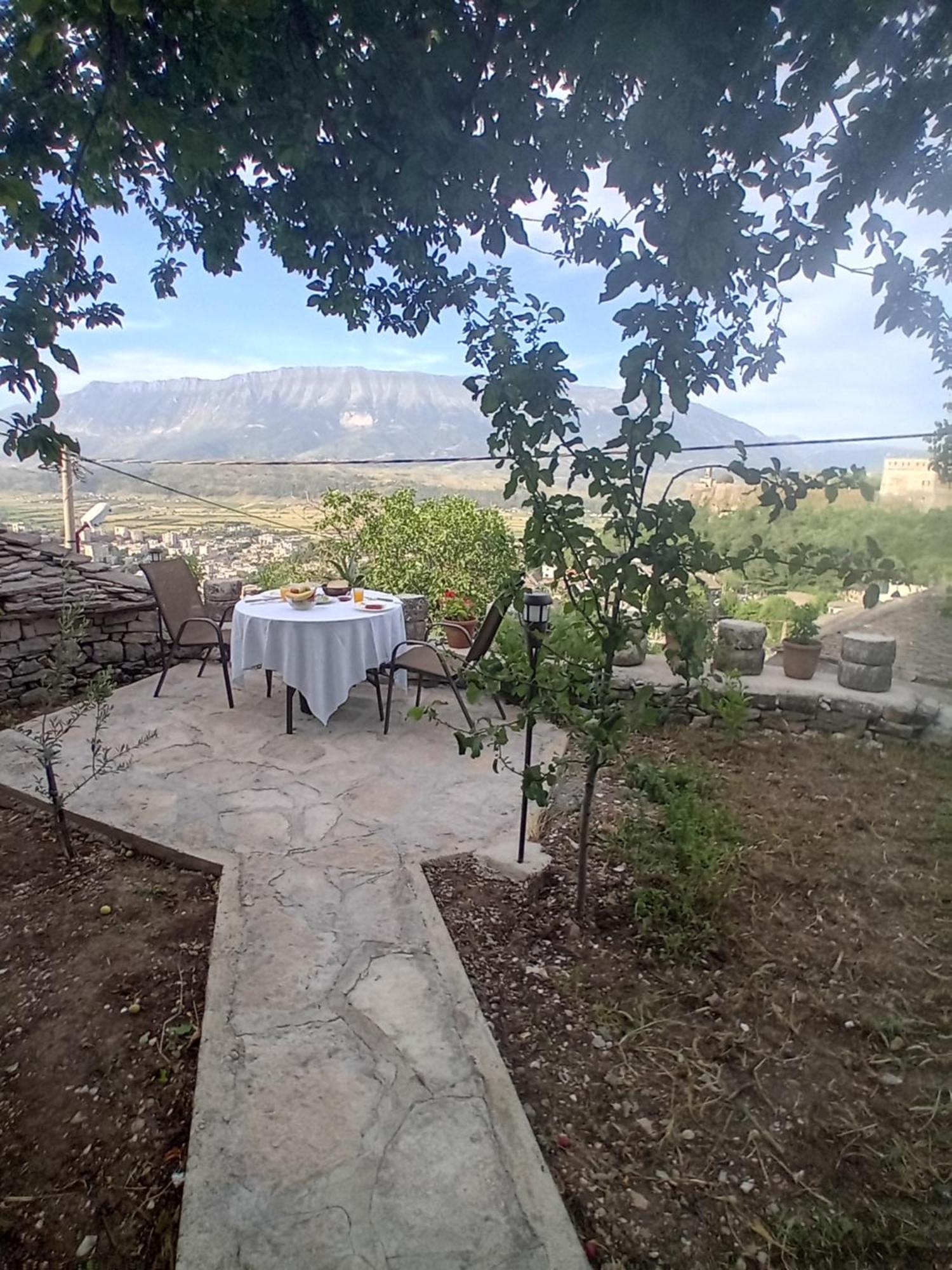 Arpet Guesthouse Gjirokaster Bagian luar foto