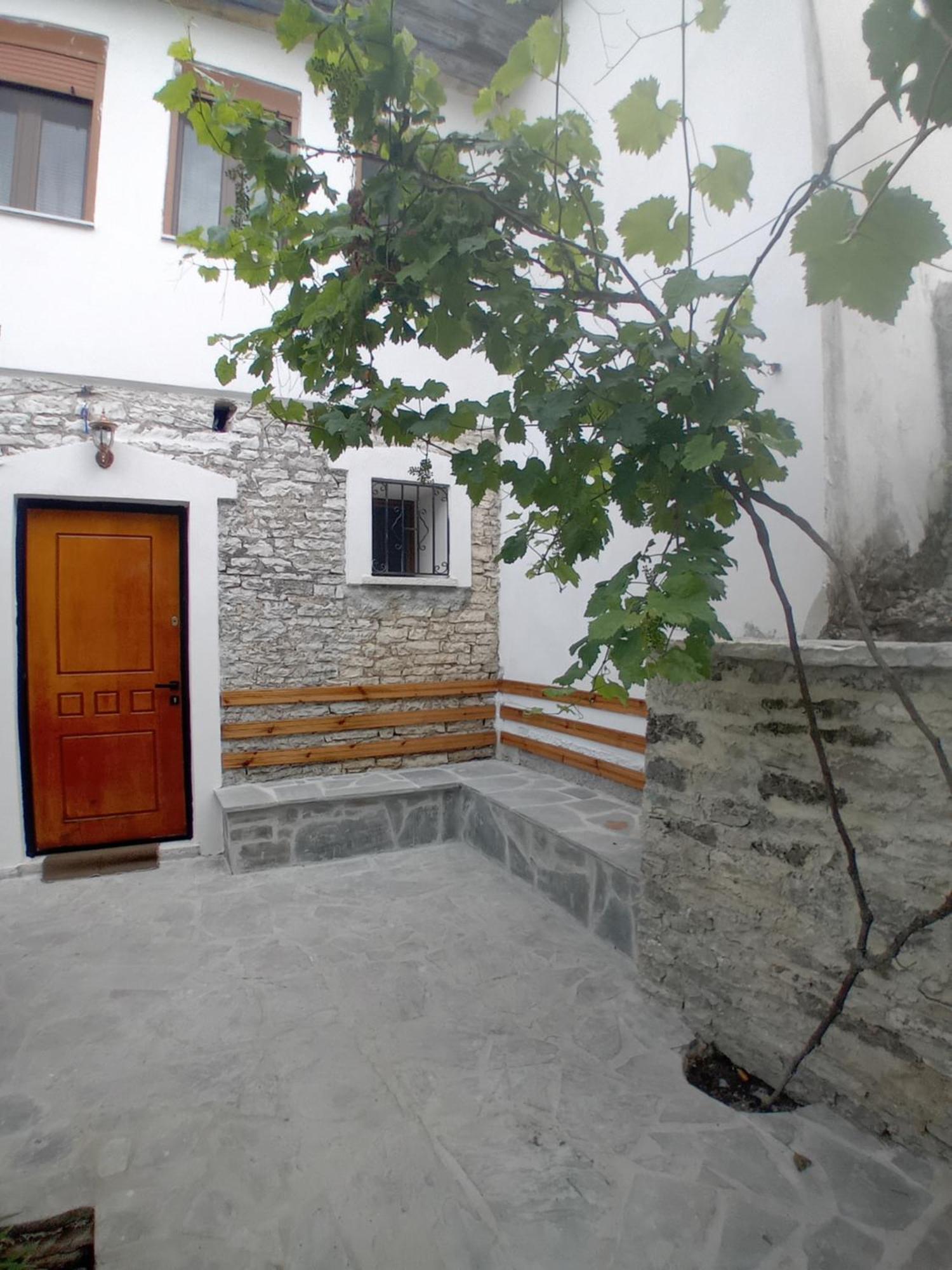 Arpet Guesthouse Gjirokaster Bagian luar foto