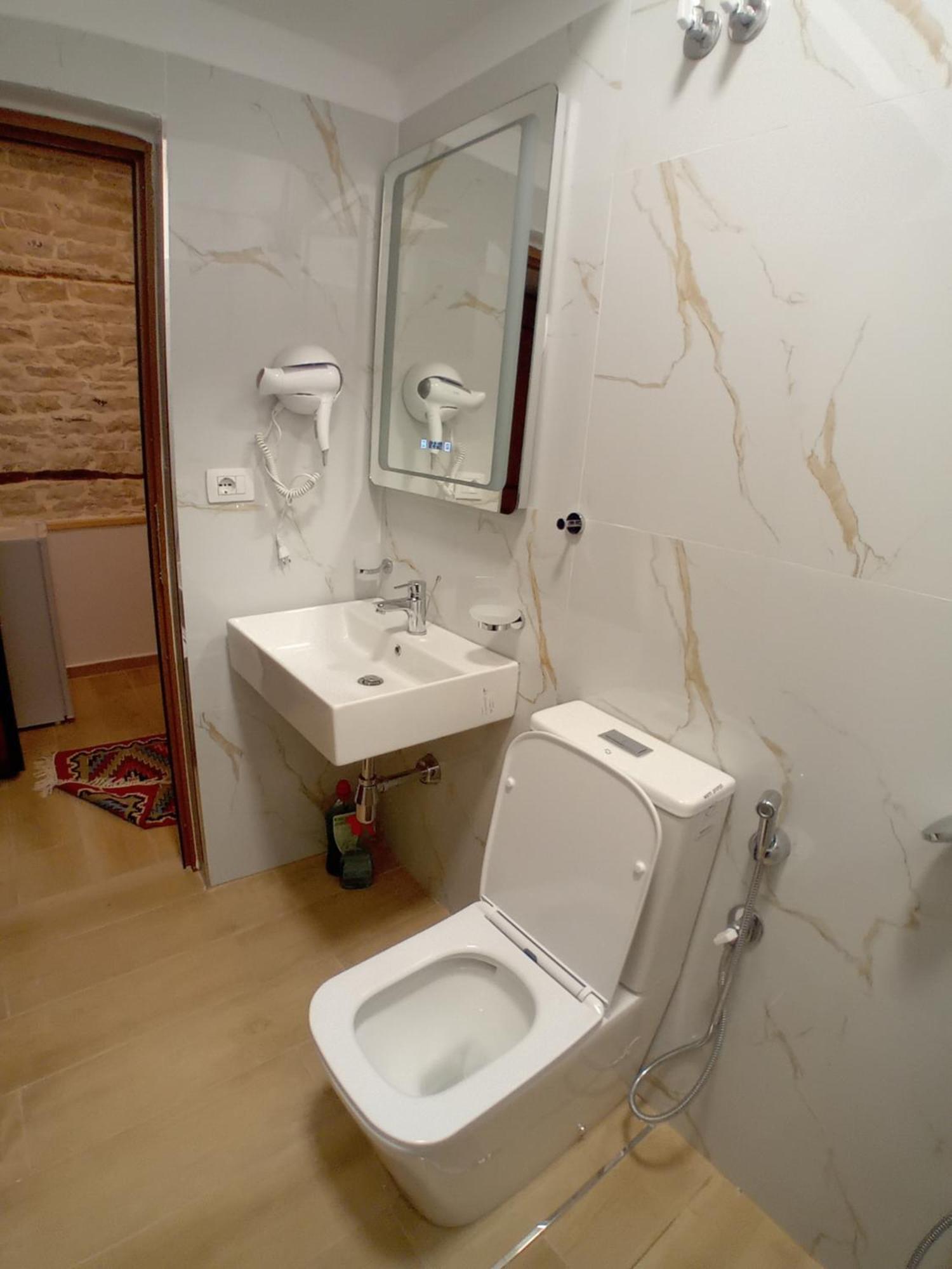 Arpet Guesthouse Gjirokaster Bagian luar foto