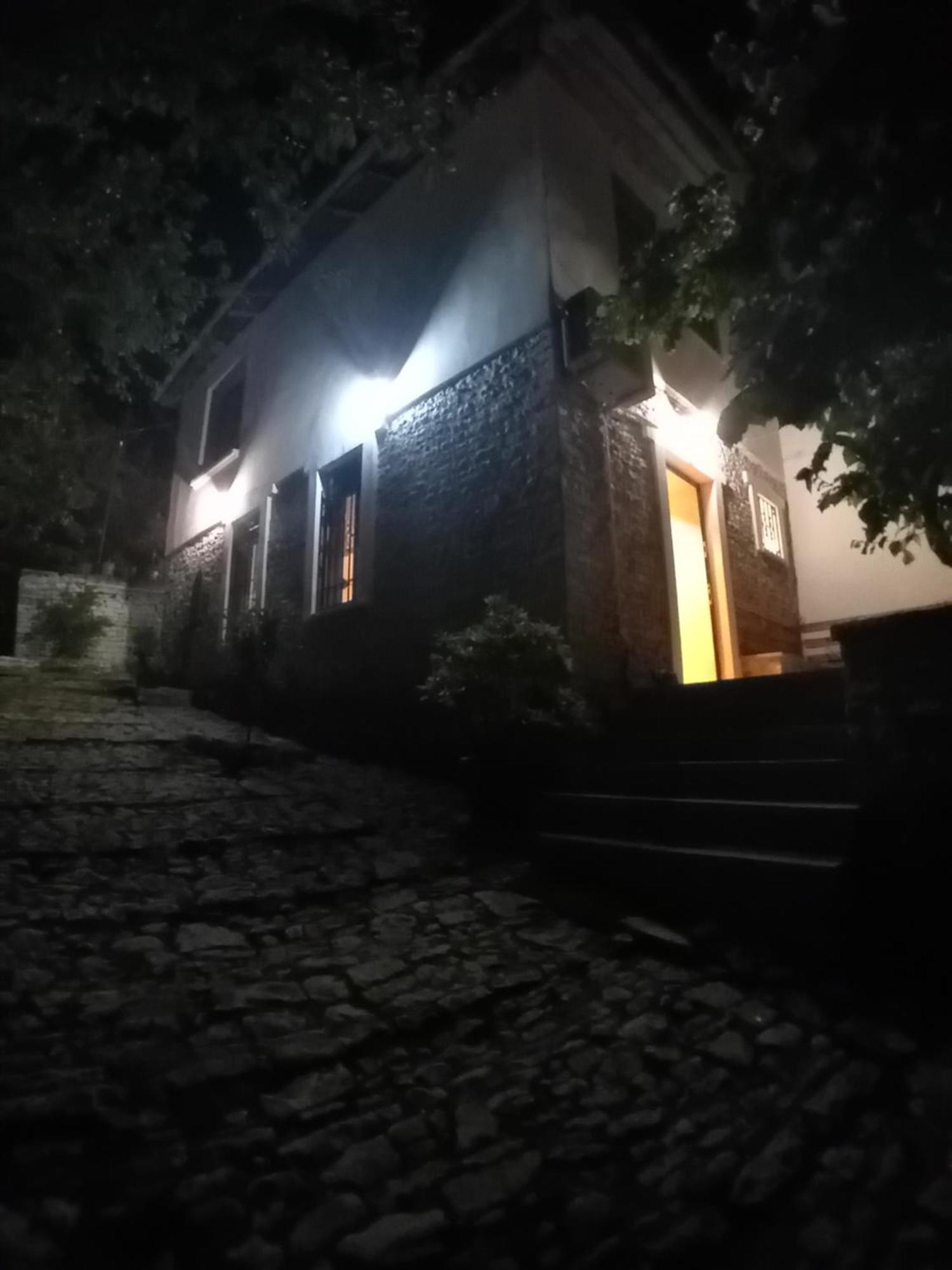 Arpet Guesthouse Gjirokaster Bagian luar foto