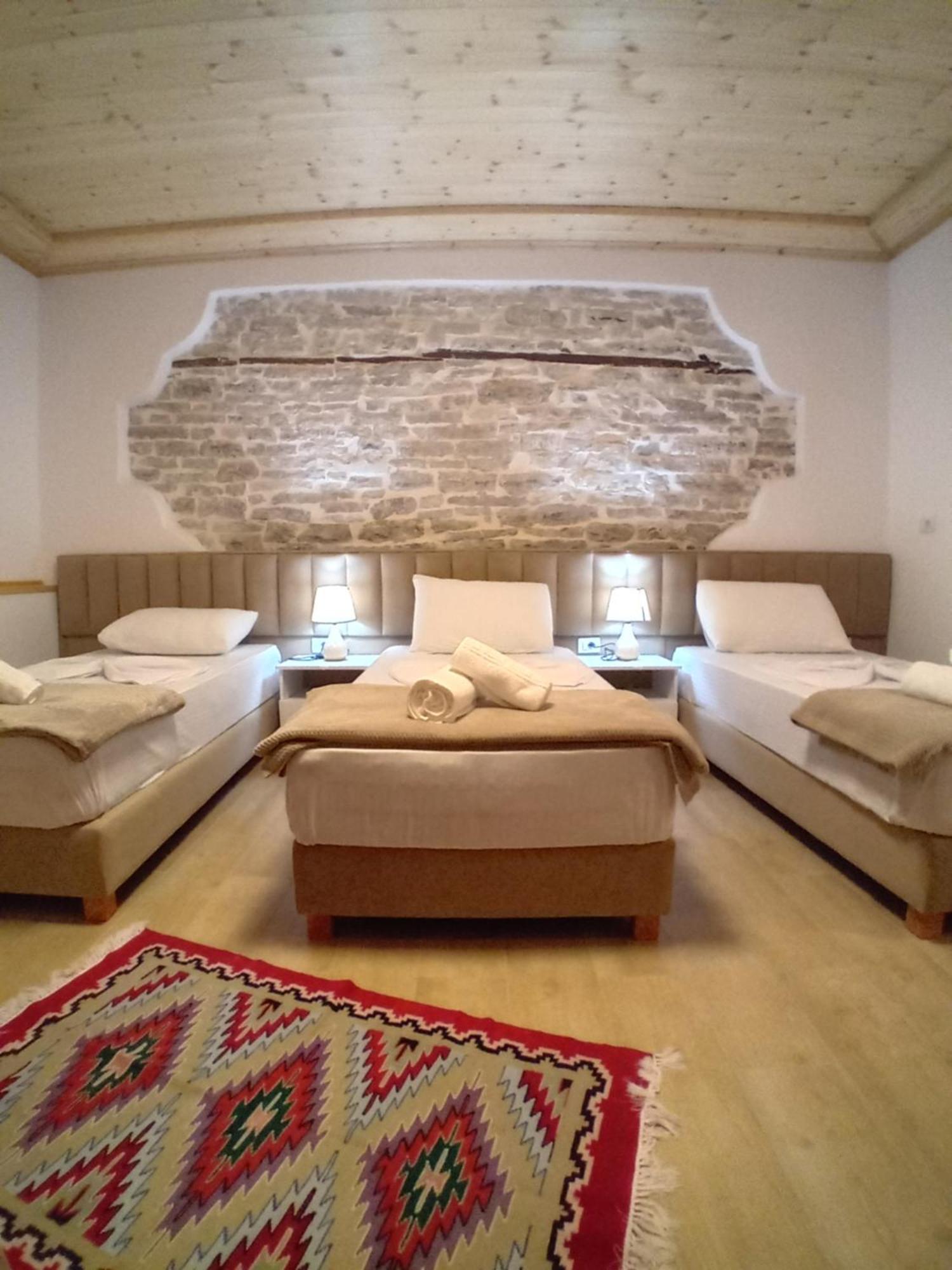 Arpet Guesthouse Gjirokaster Bagian luar foto