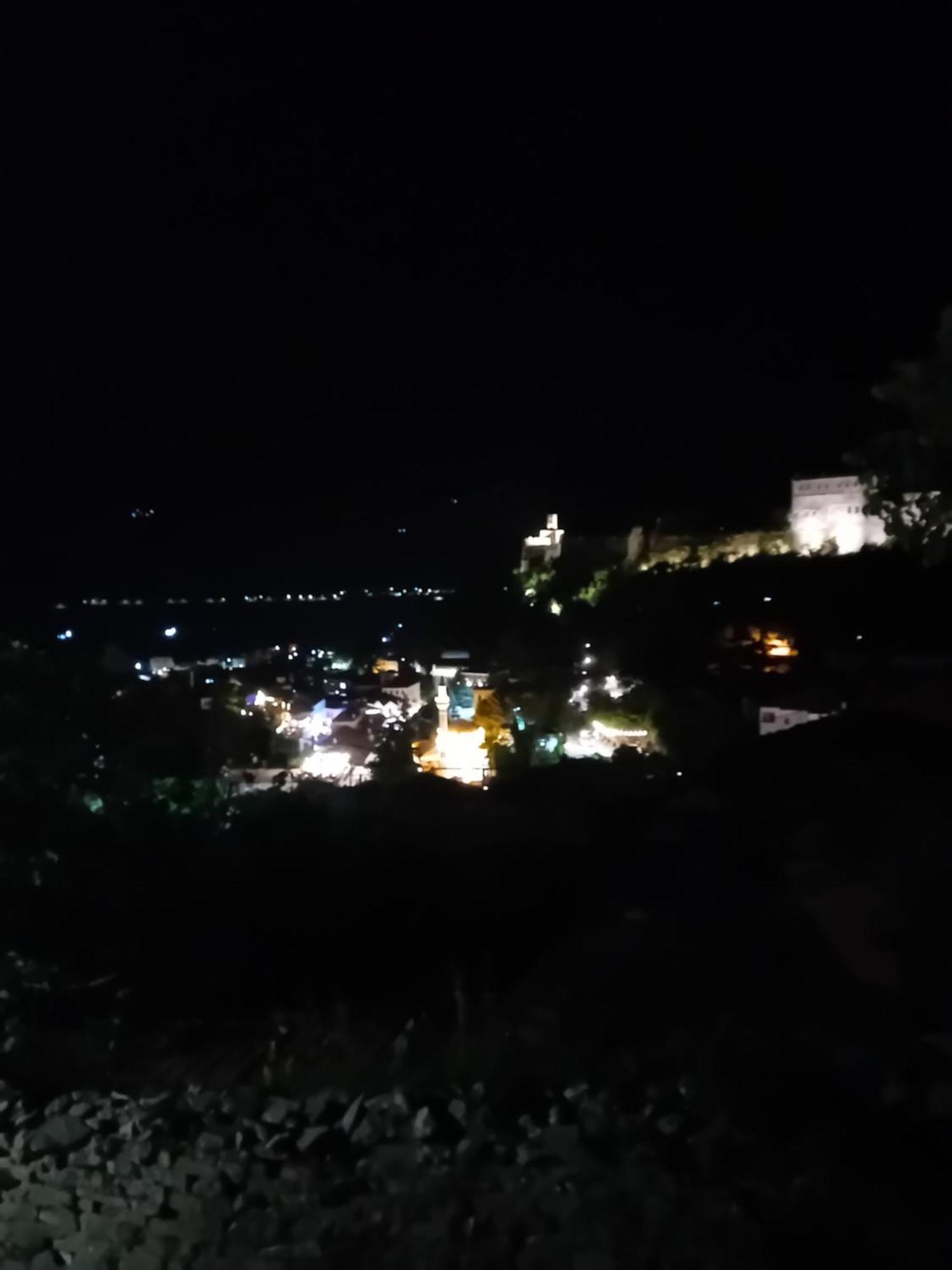 Arpet Guesthouse Gjirokaster Bagian luar foto