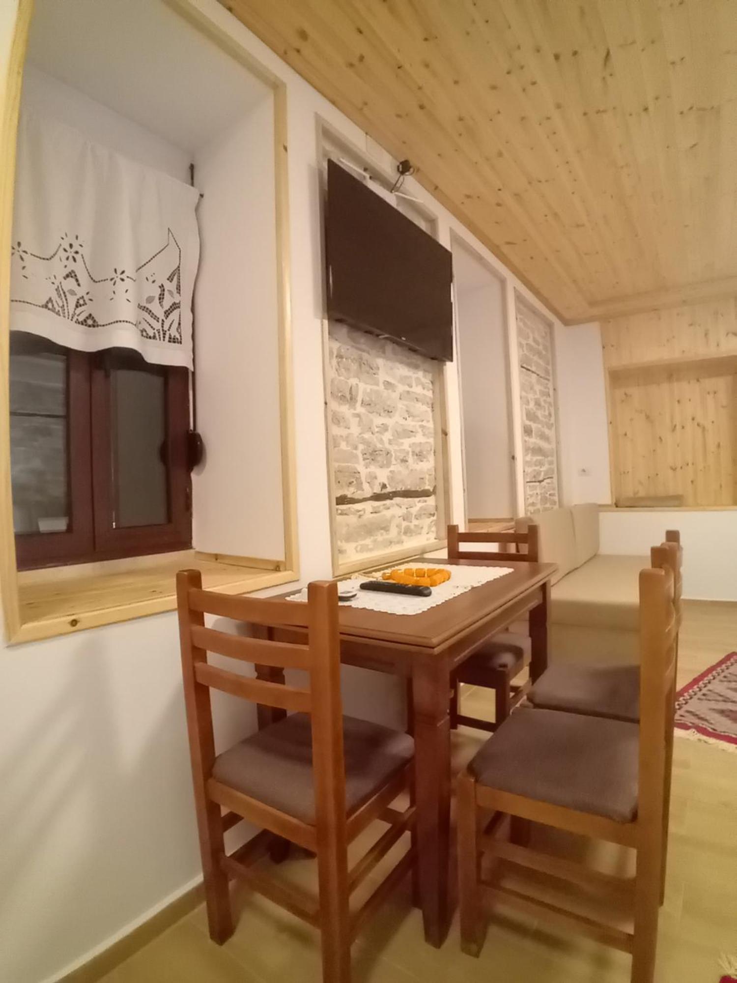 Arpet Guesthouse Gjirokaster Bagian luar foto