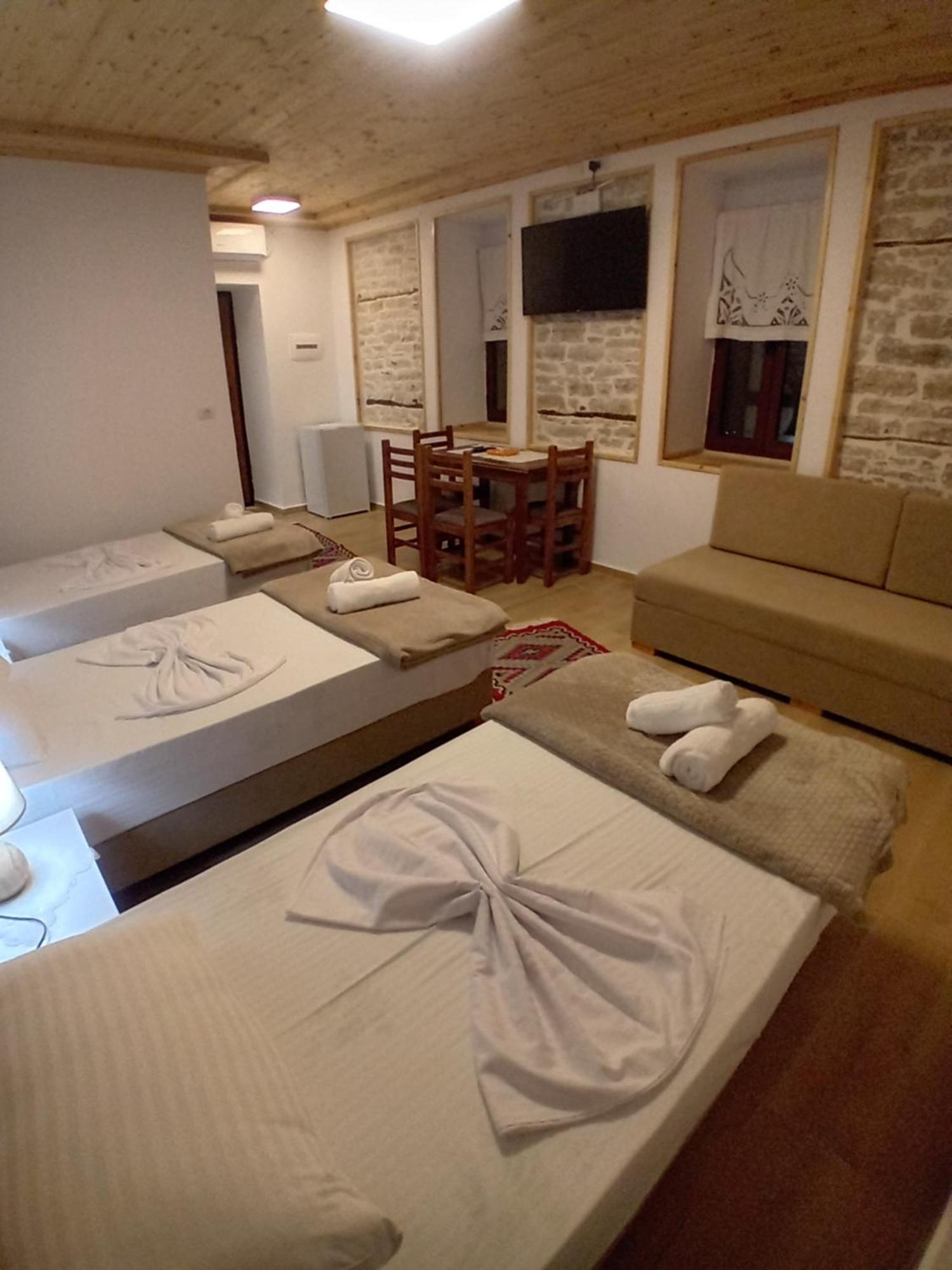 Arpet Guesthouse Gjirokaster Bagian luar foto