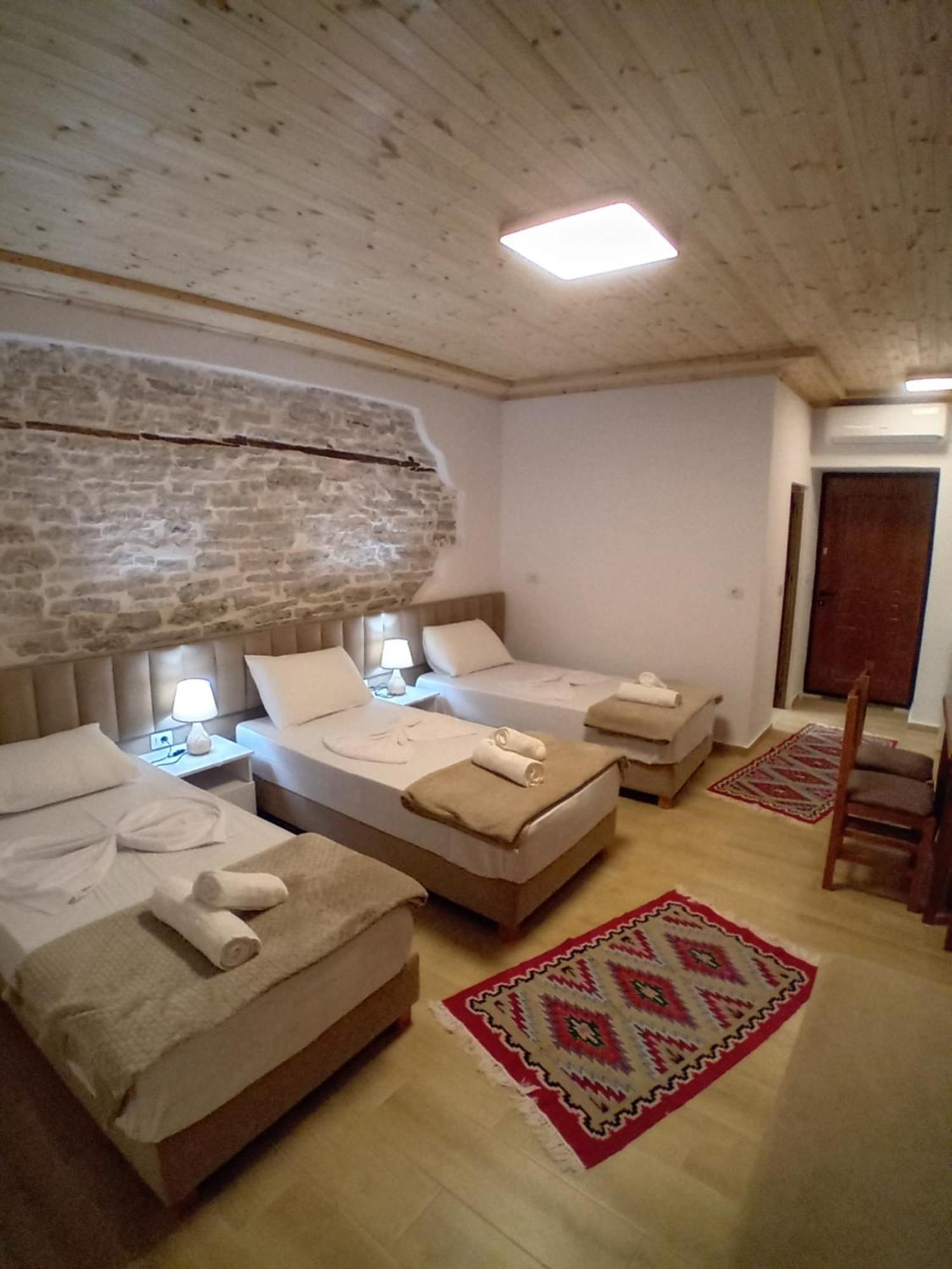 Arpet Guesthouse Gjirokaster Bagian luar foto