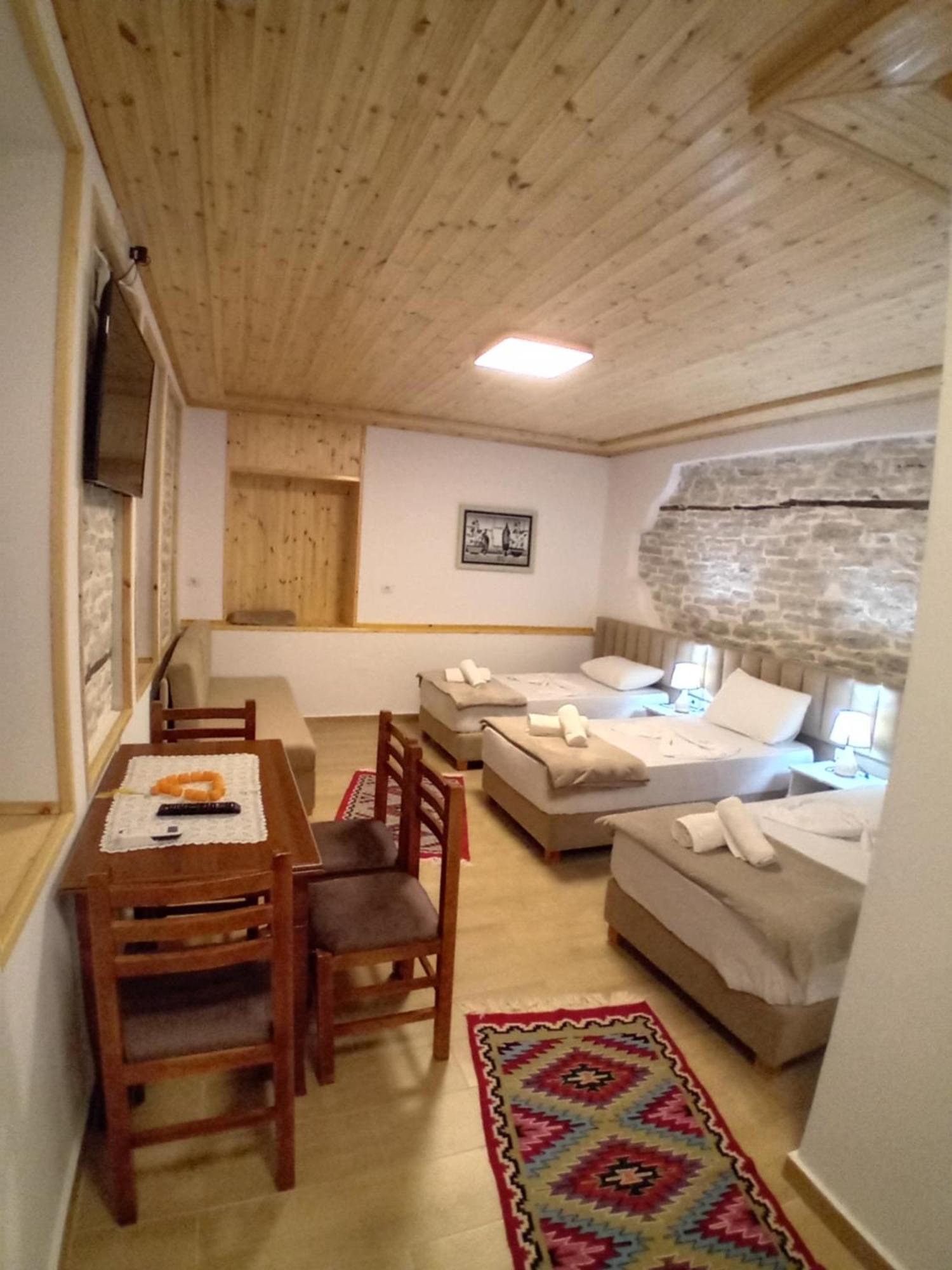 Arpet Guesthouse Gjirokaster Bagian luar foto